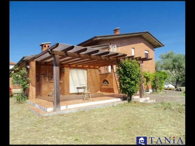 Villa indipendente luni scavi rif aa4466