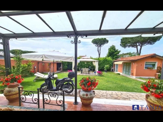 Villetta a schiera angolare di testa marina di carrara rif aa4395