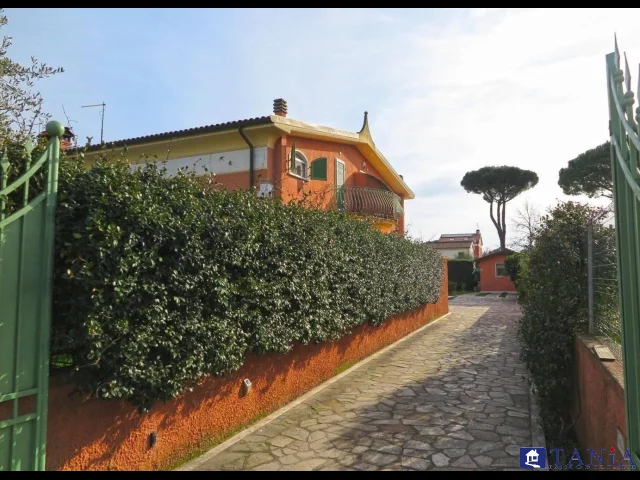 Appartamenti in Vendita - Villetta a schiera angolare di testa marina di carrara rif aa4395
