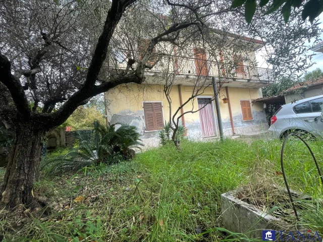 Appartamenti in Vendita - Fossone indipendente con 1800 mq. di giardino rif. 4432