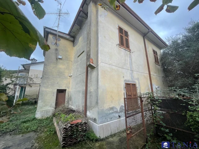 Appartamenti in Vendita - Fossone indipendente con 1800 mq. di giardino rif. 4432