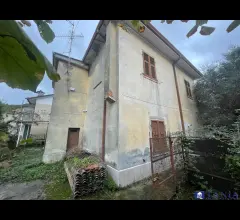 Appartamenti in Vendita - Fossone indipendente con 1800 mq. di giardino rif. 4432