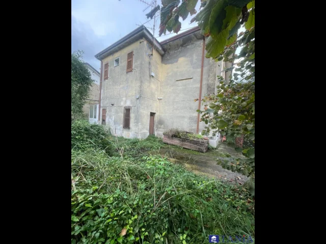 Appartamenti in Vendita - Fossone indipendente con 1800 mq. di giardino rif. 4432