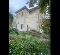 Appartamenti in Vendita - Fossone indipendente con 1800 mq. di giardino rif. 4432