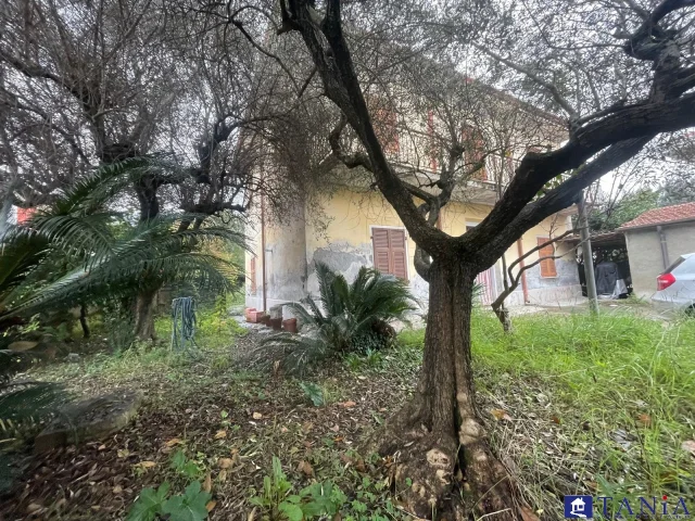 Appartamenti in Vendita - Fossone indipendente con 1800 mq. di giardino rif. 4432