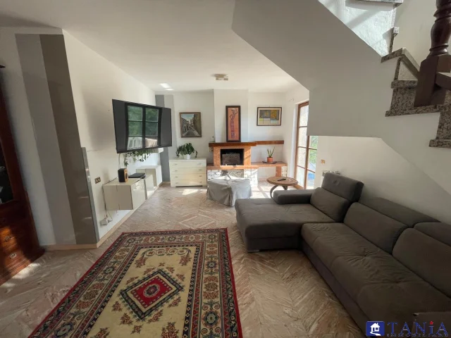Appartamenti in Vendita - Villa indipendente fossone rif 4434
