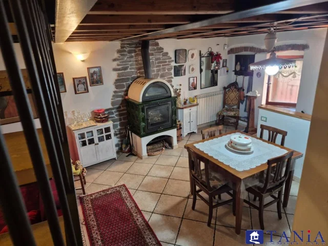 Porzione di casa ortonovo rif 4502