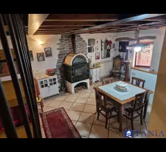 Porzione di casa ortonovo rif 4502