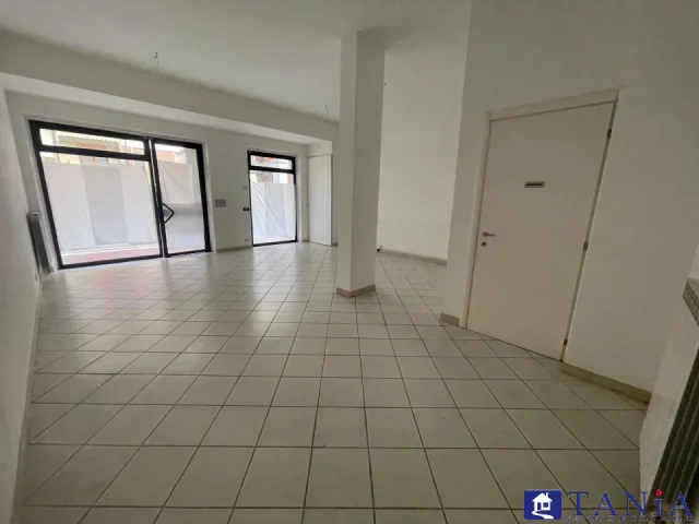 Appartamenti in Vendita - Fondo commerciale marina di carrara rif. 4480