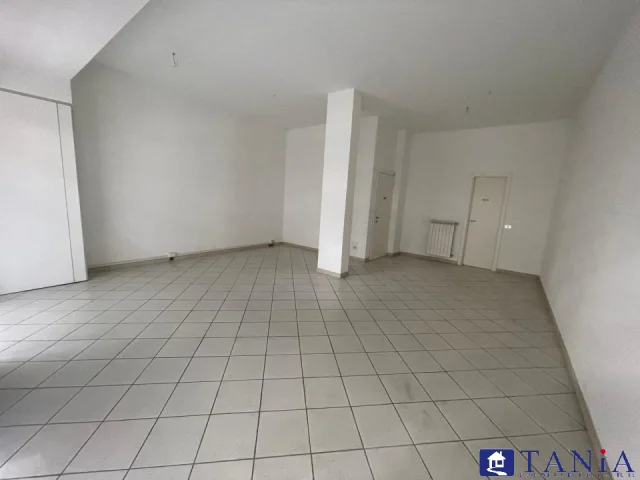 Appartamenti in Vendita - Fondo commerciale marina di carrara rif. 4480