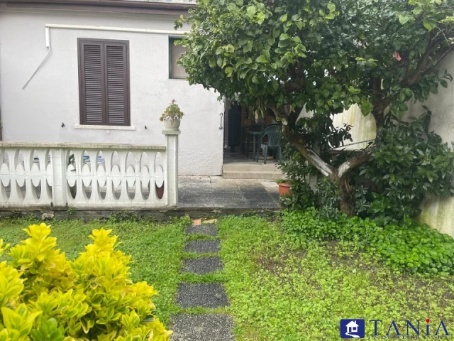 Appartamenti in Vendita - Marina di carrara semindipendente con giardino rif. 4415