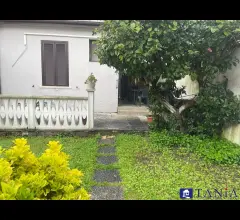 Appartamenti in Vendita - Marina di carrara semindipendente con giardino rif. 4415