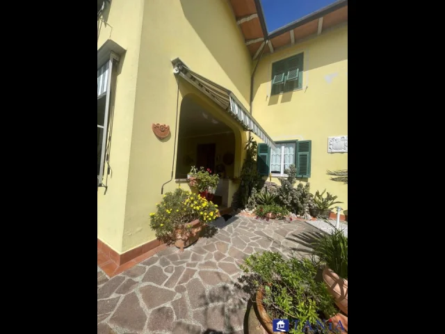 Appartamenti in Vendita - Luni villa con giardino rif. 4504