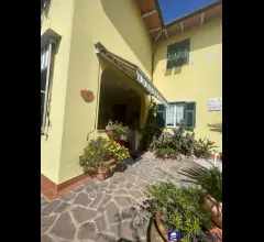 Appartamenti in Vendita - Luni villa con giardino rif. 4504
