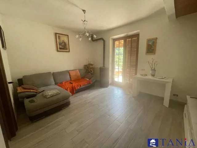 Appartamenti in Vendita - Porzione di casa casano rif 4538