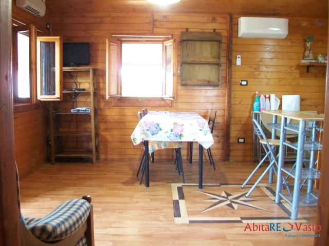 Appartamenti in Vendita - Chalet in legno, arredato, con giardino circostante.