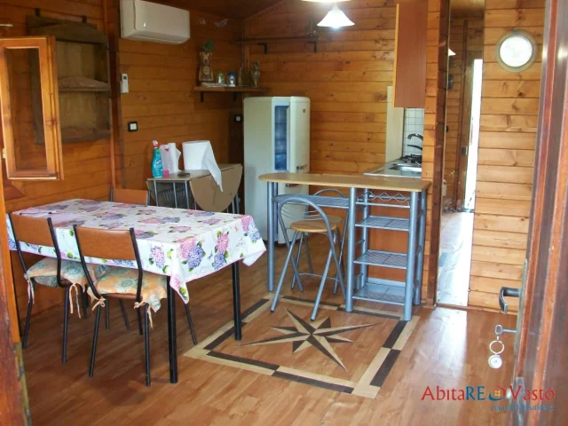 Appartamenti in Vendita - Chalet in legno, arredato, con giardino circostante.