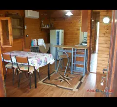 Appartamenti in Vendita - Chalet in legno, arredato, con giardino circostante.