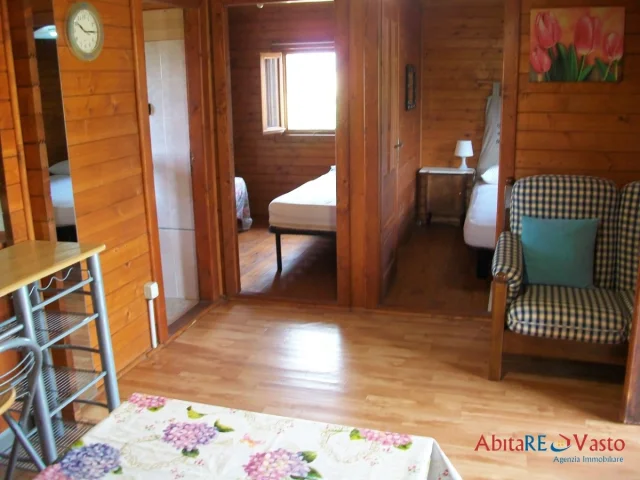 Appartamenti in Vendita - Chalet in legno, arredato, con giardino circostante.