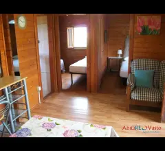 Appartamenti in Vendita - Chalet in legno, arredato, con giardino circostante.