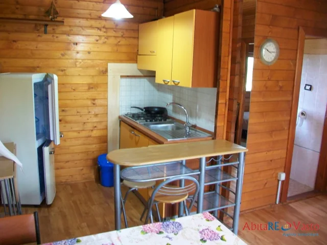 Appartamenti in Vendita - Chalet in legno, arredato, con giardino circostante.