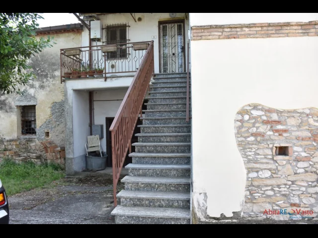 Appartamenti in Vendita - Rustico indipendente con cantina e terreno edificabile