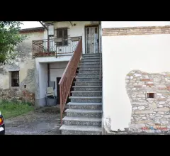 Rustico indipendente con cantina e terreno edificabile
