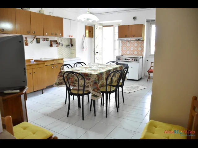 Appartamenti in Vendita - Rustico indipendente con cantina e terreno edificabile