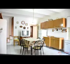 Appartamenti in Vendita - Rustico indipendente con cantina e terreno edificabile
