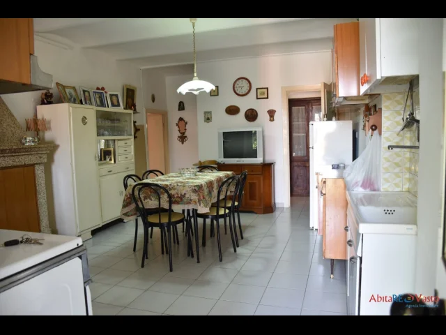 Appartamenti in Vendita - Rustico indipendente con cantina e terreno edificabile