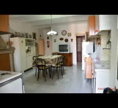Appartamenti in Vendita - Rustico indipendente con cantina e terreno edificabile