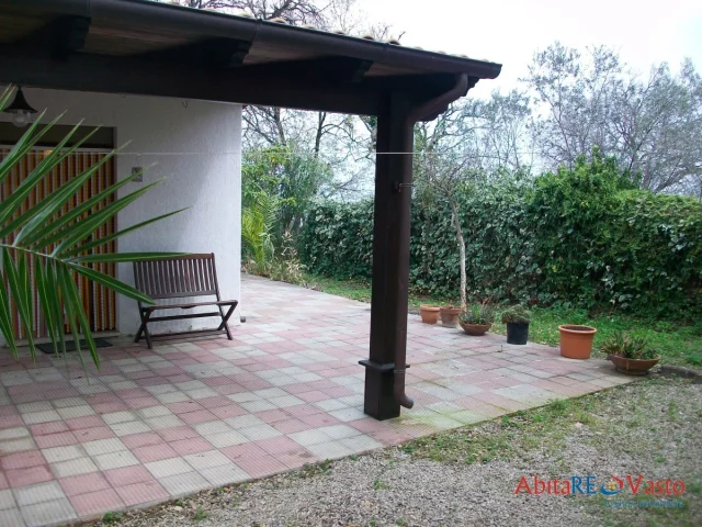 Appartamenti in Vendita - Villetta arredata sul mare, per la sola stagione estiva.