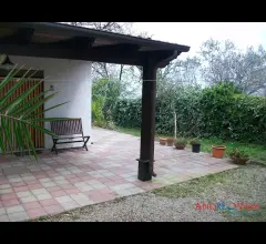 Appartamenti in Vendita - Villetta arredata sul mare, per la sola stagione estiva.