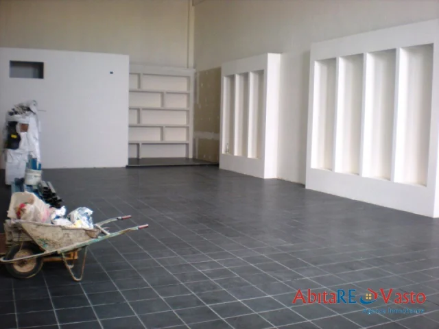 Appartamenti in Vendita - Capannone con ampio parcheggio a punta penna.