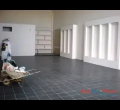 Appartamenti in Vendita - Capannone con ampio parcheggio a punta penna.