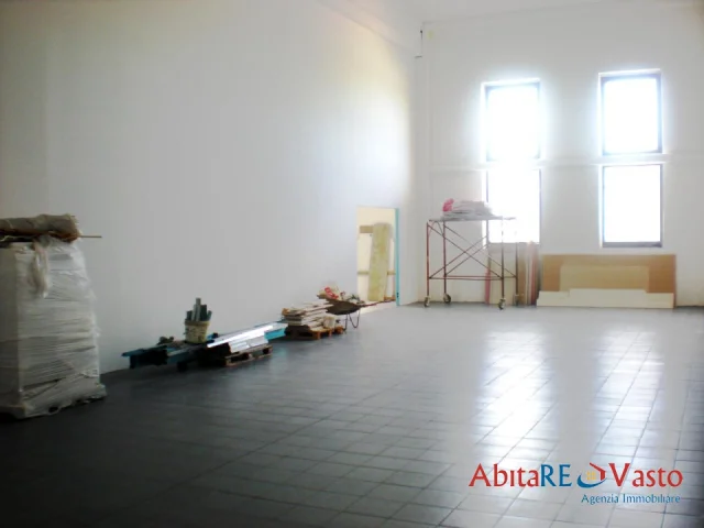 Appartamenti in Vendita - Capannone con ampio parcheggio a punta penna.