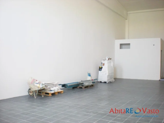 Appartamenti in Vendita - Capannone con ampio parcheggio a punta penna.