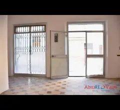 Appartamenti in Vendita - Locale commerciale su strada di passaggio