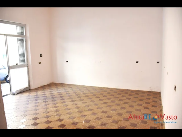 Appartamenti in Vendita - Locale commerciale su strada di passaggio