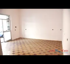 Appartamenti in Vendita - Locale commerciale su strada di passaggio