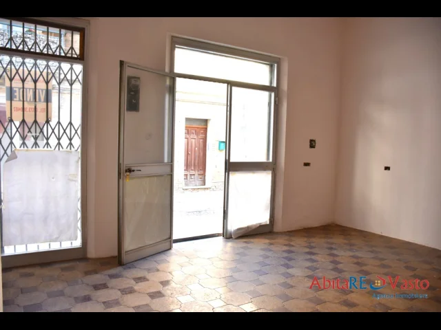 Appartamenti in Vendita - Locale commerciale su strada di passaggio
