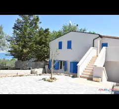 Villa con giardino, libera solo per la stagione estiva.