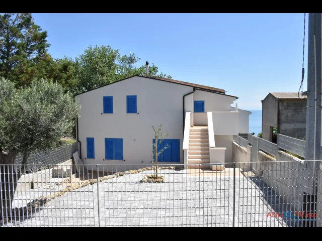 Appartamenti in Vendita - Villa con giardino, libera solo per la stagione estiva.
