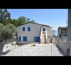 Appartamenti in Vendita - Villa con giardino, libera solo per la stagione estiva.