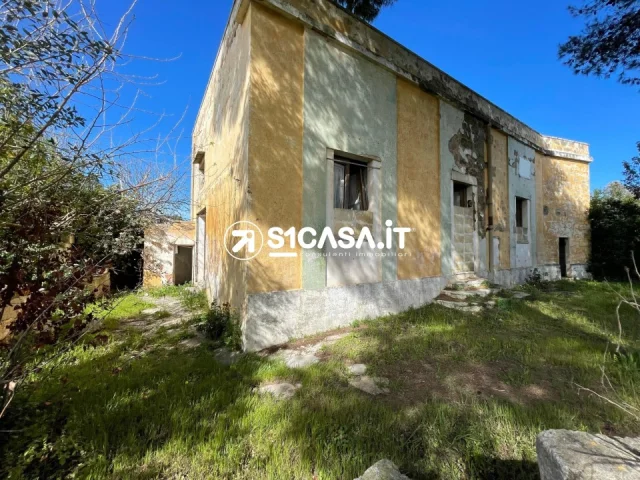 Casolare d'epoca con terreno in vendita a galatone