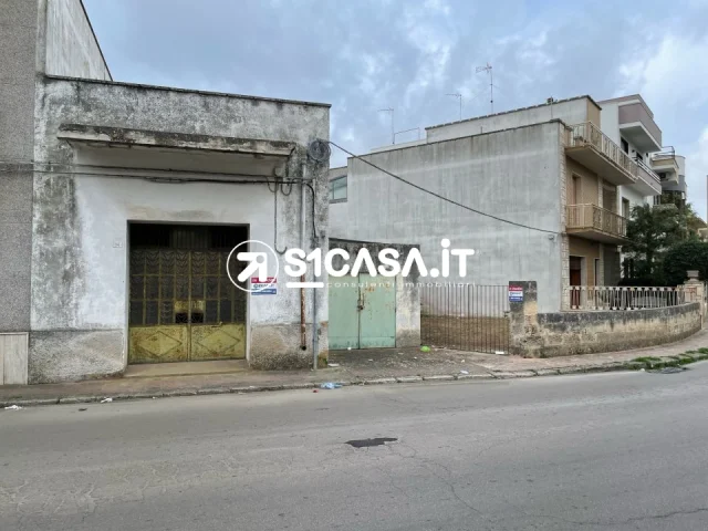 Appartamenti in Vendita - Locale artigianale con terreno edificabile in via del mare
