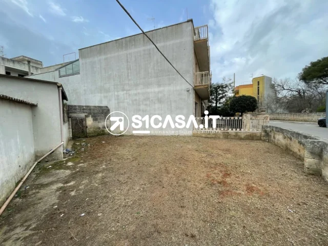 Appartamenti in Vendita - Locale artigianale con terreno edificabile in via del mare