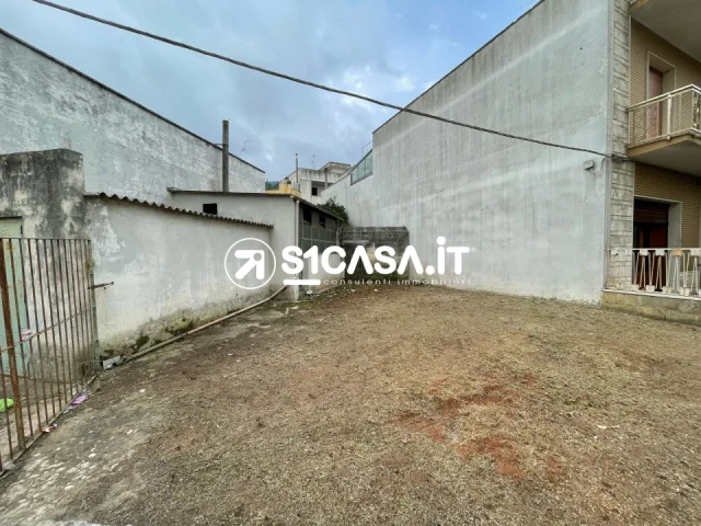 Appartamenti in Vendita - Locale artigianale con terreno edificabile in via del mare
