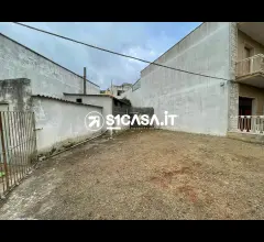 Appartamenti in Vendita - Locale artigianale con terreno edificabile in via del mare