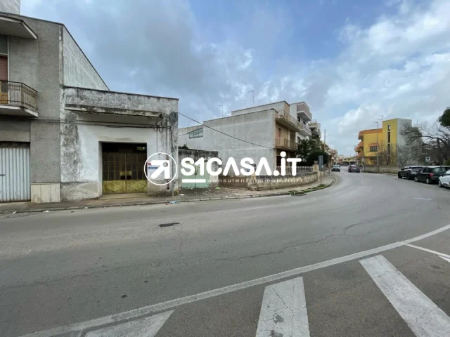 Appartamenti in Vendita - Locale artigianale con terreno edificabile in via del mare